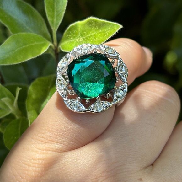 Sarah Coventry Vintage Emerald Green Glass Pendant and Adjustable Ring Set - Picture 2 of 7